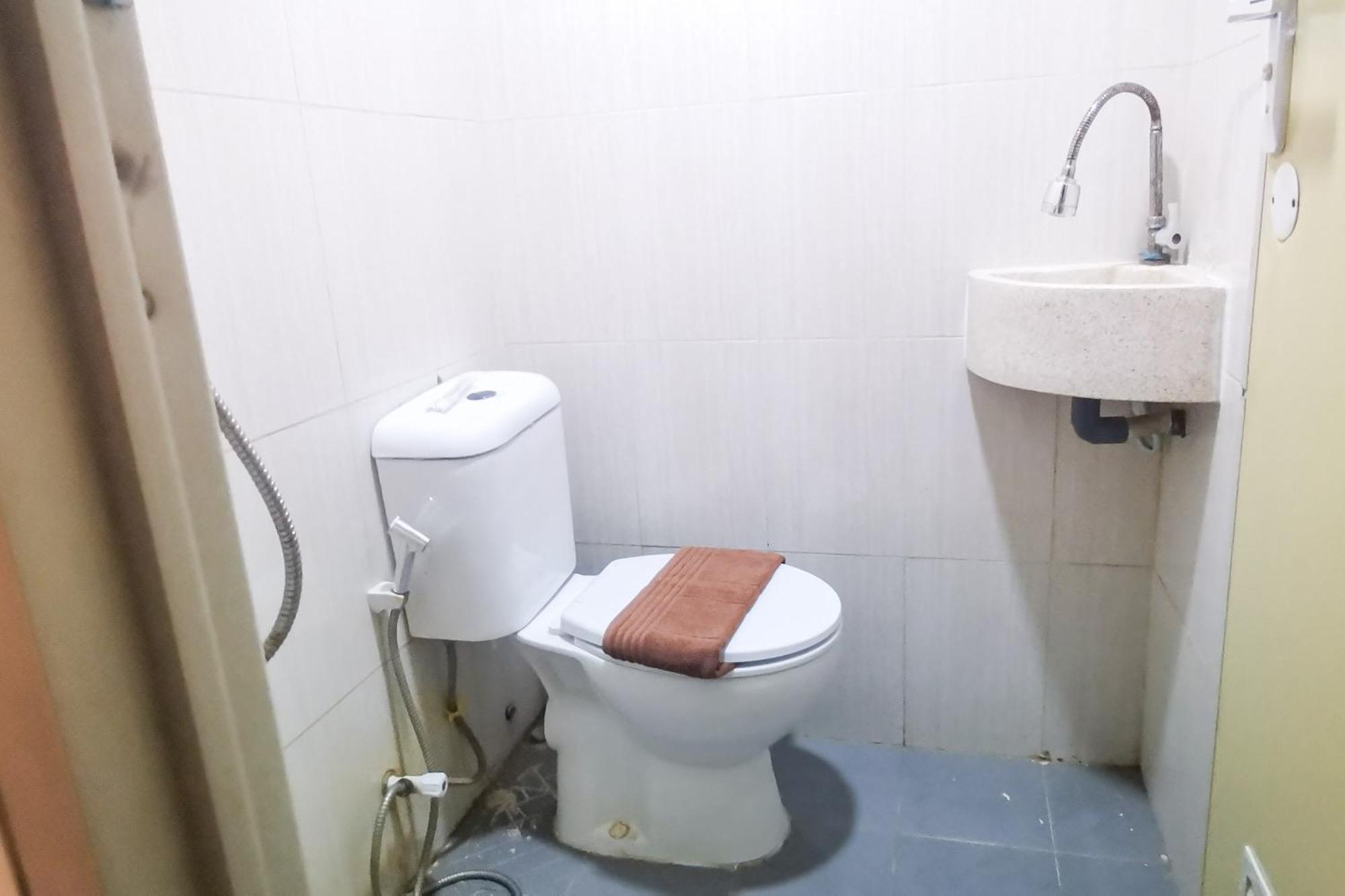 Tng Hotel Redpartner Джакарта Екстериор снимка